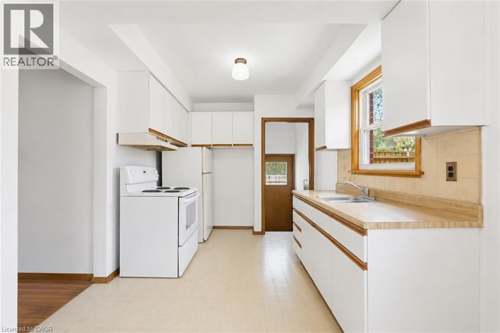 594 Krug Street, Kitchener, Ontario  N2B 1L7 - Photo 6 - 40829354