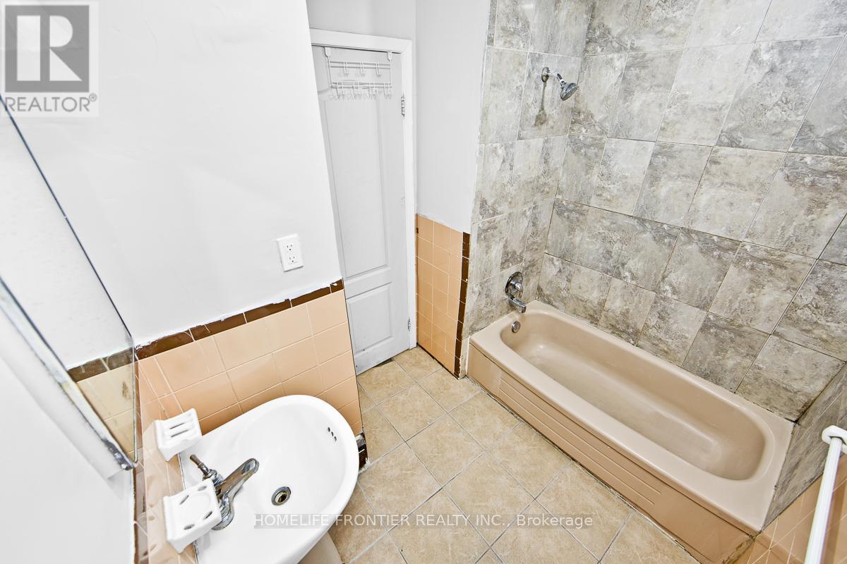2953 Lawrence Avenue E, Toronto, Ontario  M1P 2V6 - Photo 13 - E13115754