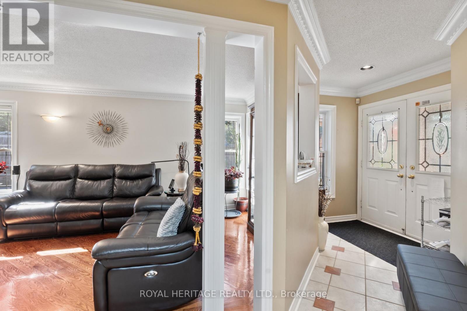 1101 Gossamer Drive, Pickering, Ontario  L1X 2T7 - Photo 9 - E13115908
