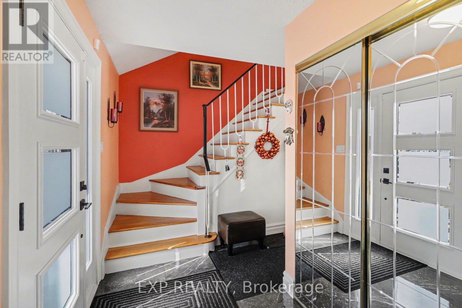 2332 Ogilvie Road, Ottawa, Ontario  K1J 7N6 - Photo 2 - X12942988