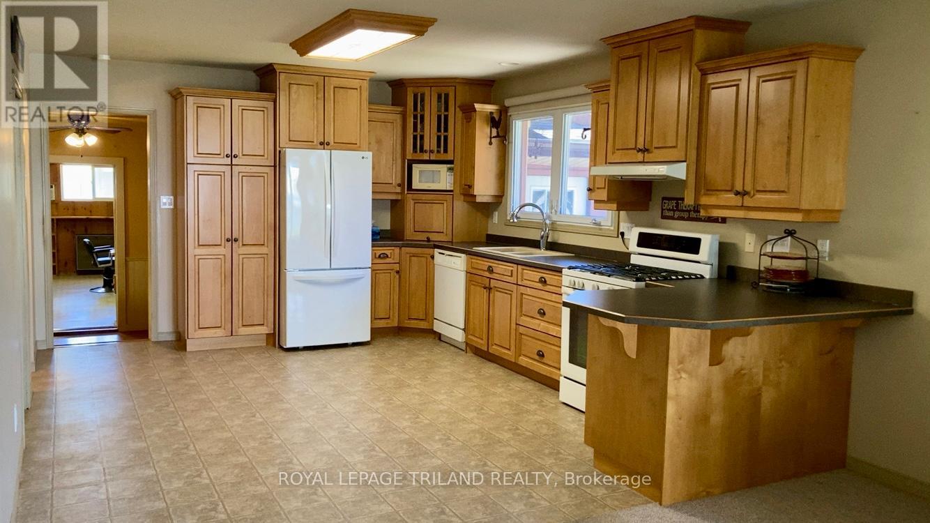 10000 Erie Street, Lambton Shores, Ontario  N0M 2L0 - Photo 4 - X13103004