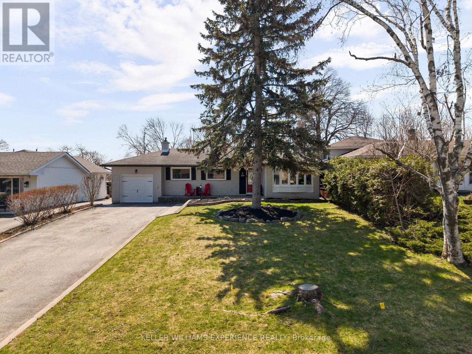 27 Ottaway Avenue, Barrie, Ontario  L4M 2W6 - Photo 2 - S13116050