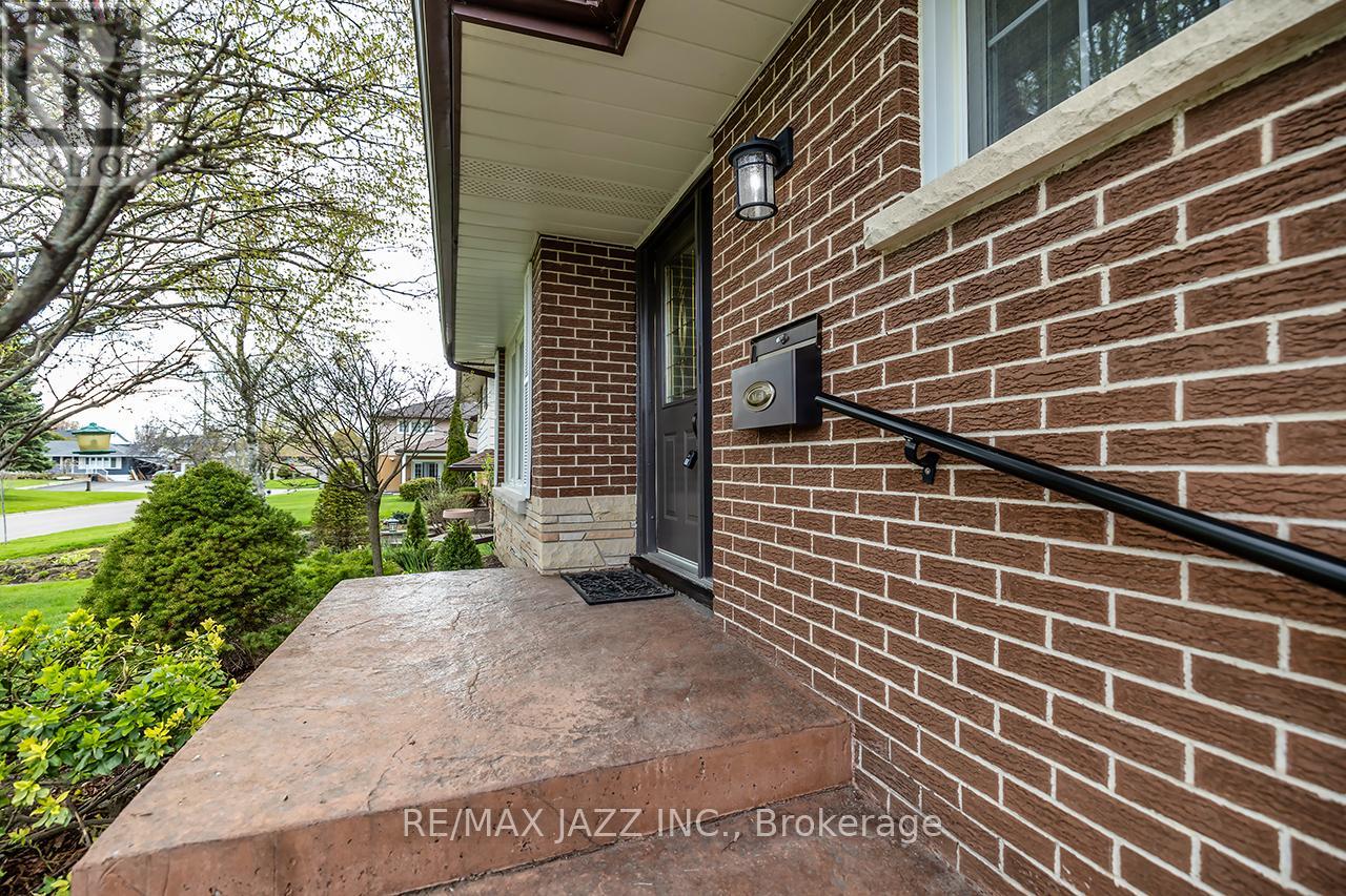 422 Glenalan Avenue, Oshawa, Ontario  L1J 3L1 - Photo 5 - E13115930