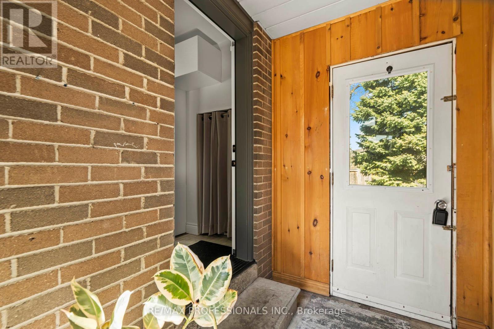62 Caledon Crescent, Brampton, Ontario  L6W 1C5 - Photo 4 - W13116322