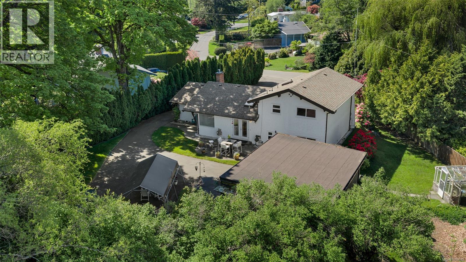 989 Abbey Rd E, Saanich, British Columbia  V8Y 1L1 - Photo 2 - 1036382