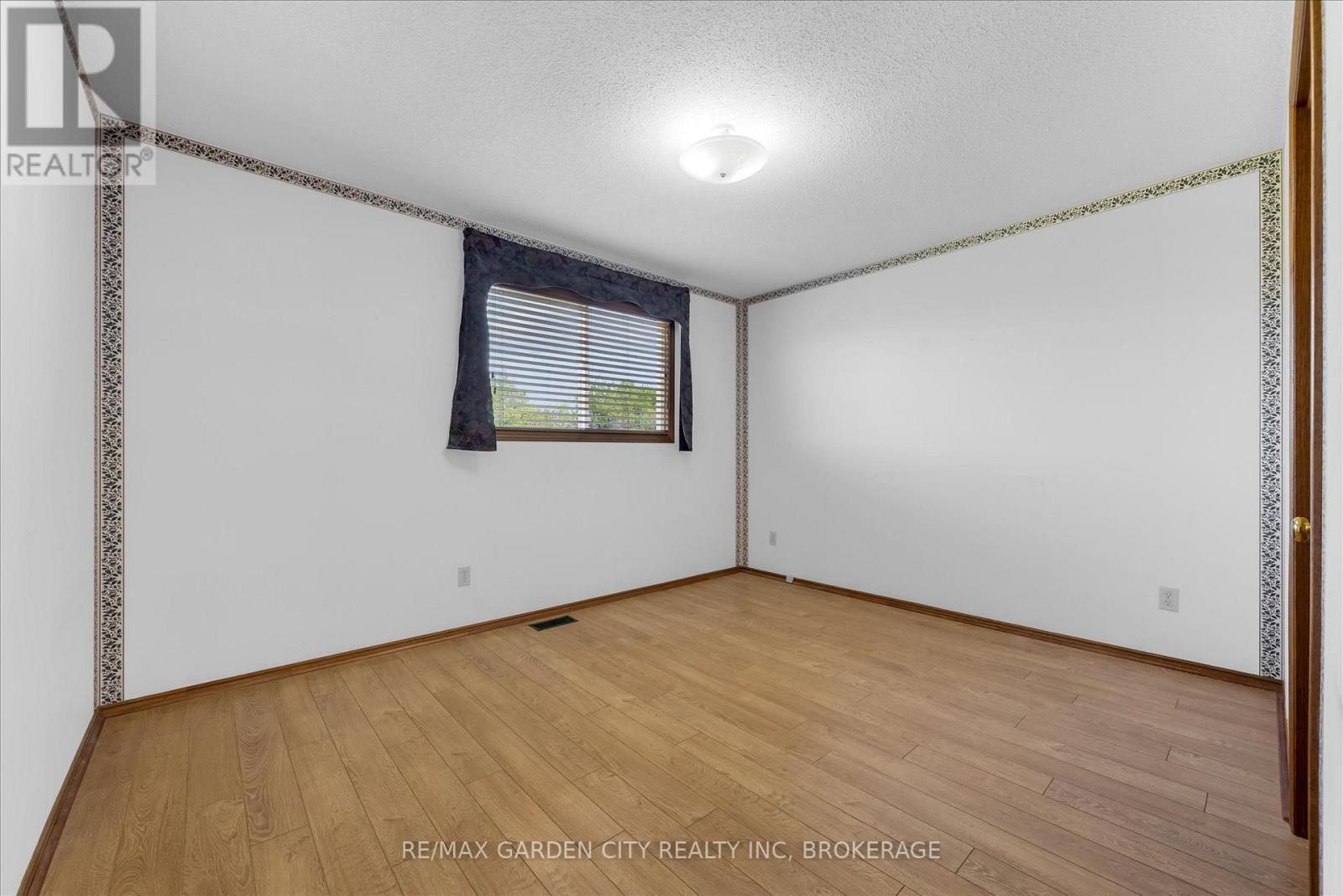 71 Hazel Street, St. Catharines, Ontario  L2T 4B8 - Photo 13 - X13116432