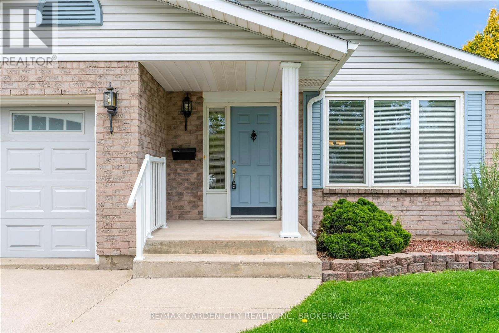 71 Hazel Street, St. Catharines, Ontario  L2T 4B8 - Photo 3 - X13116432