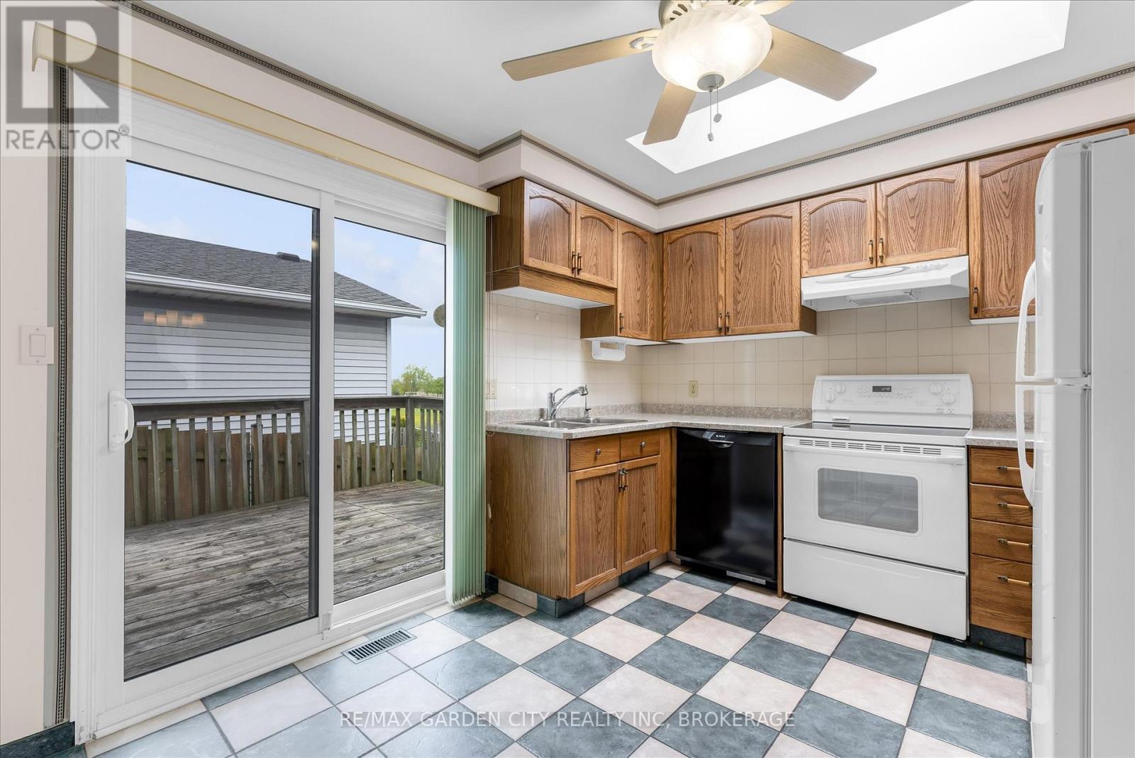 71 Hazel Street, St. Catharines, Ontario  L2T 4B8 - Photo 8 - X13116432