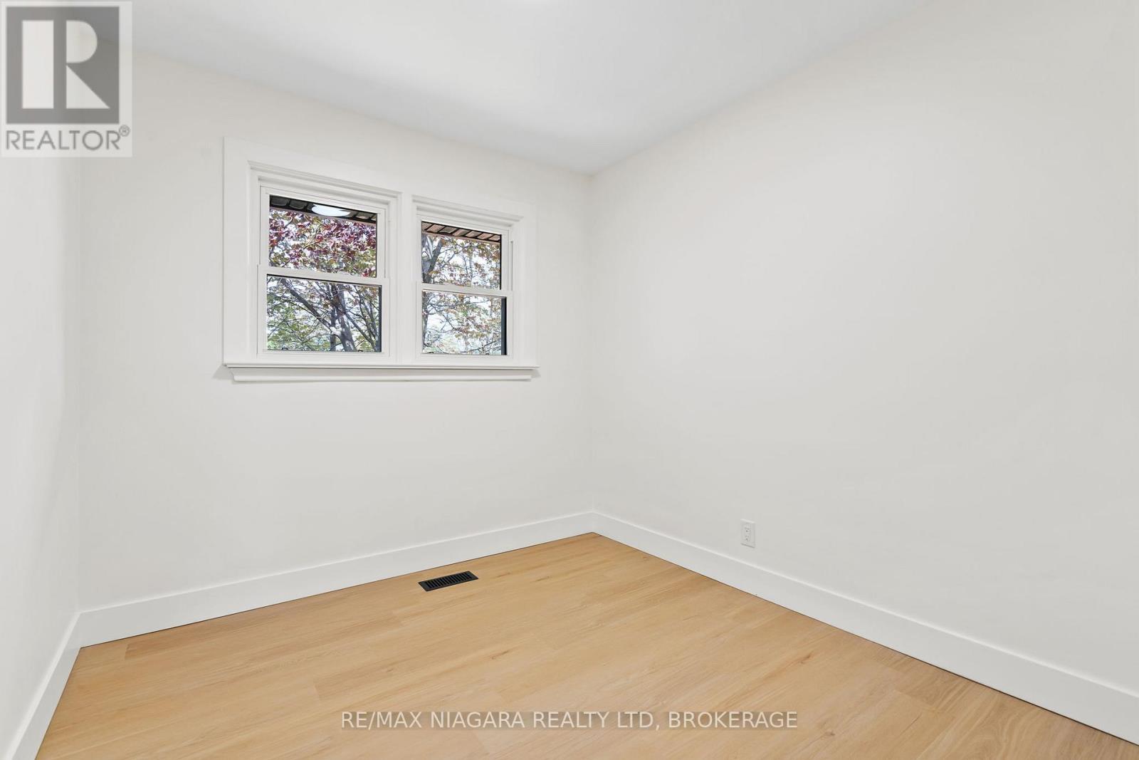 3555 Gainsborough Avenue, Niagara Falls, Ontario  L2J 2T9 - Photo 16 - X13116508