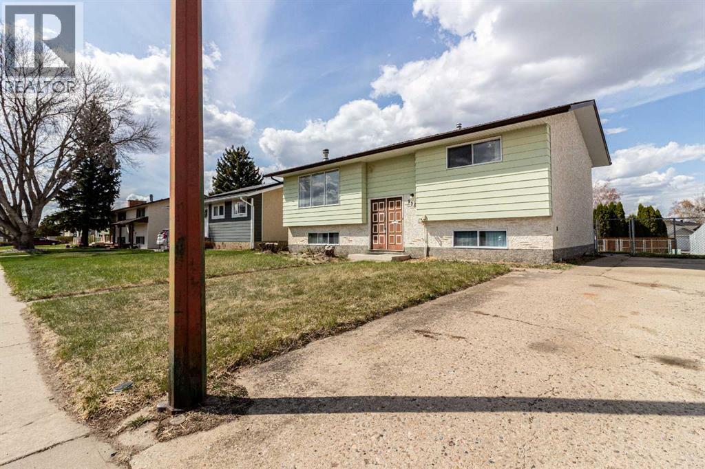 998 17 Street Ne, Medicine Hat, Alberta  T1C 1M6 - Photo 2 - A2309506