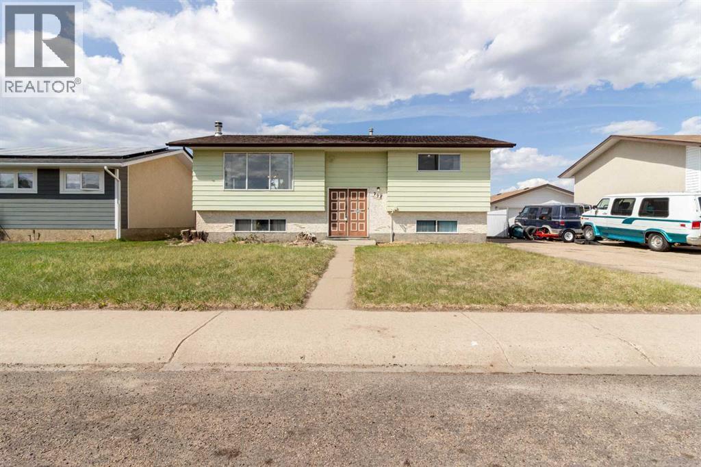 998 17 Street Ne, Medicine Hat, Alberta  T1C 1M6 - Photo 1 - A2309506