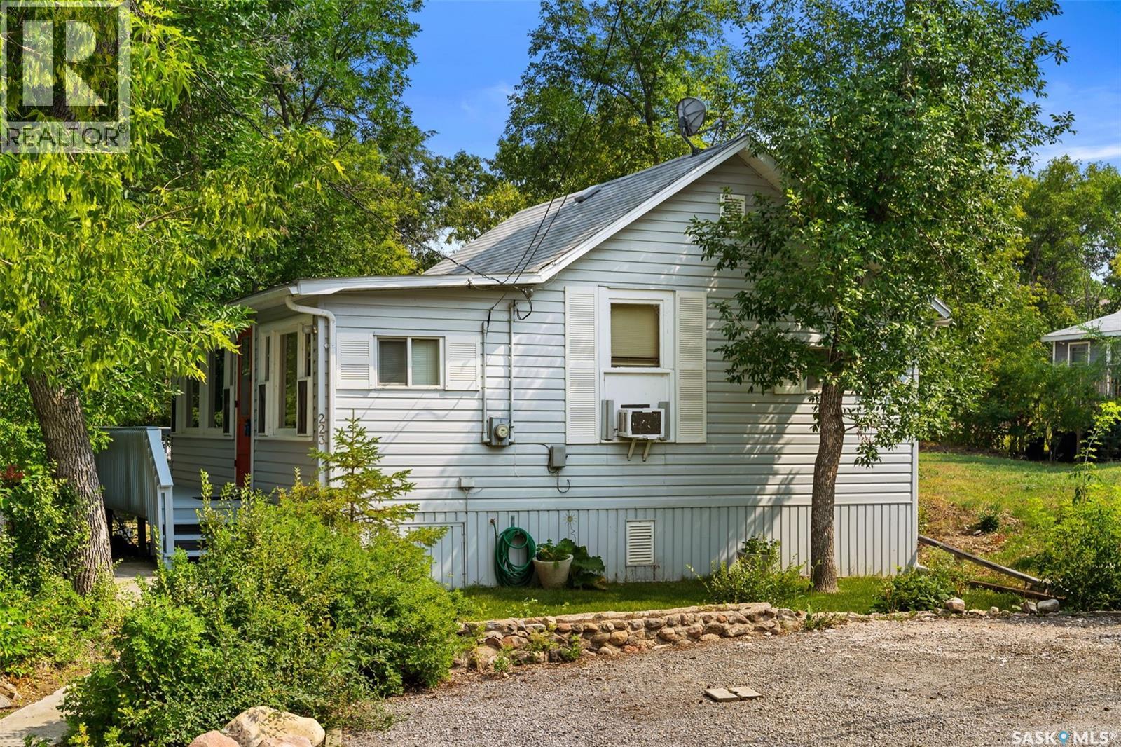 223 2nd Street E, Regina Beach, Saskatchewan  S0G 4C0 - Photo 1 - SK035629