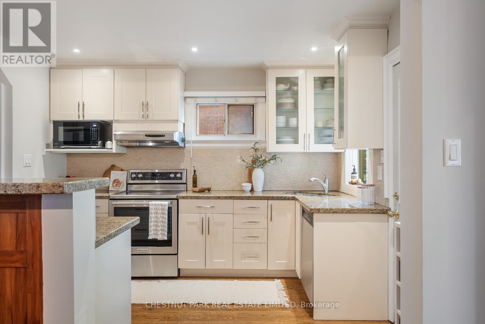 17 Glen Stewart Avenue, Toronto, Ontario  M4E 1P6 - Photo 11 - E13116556