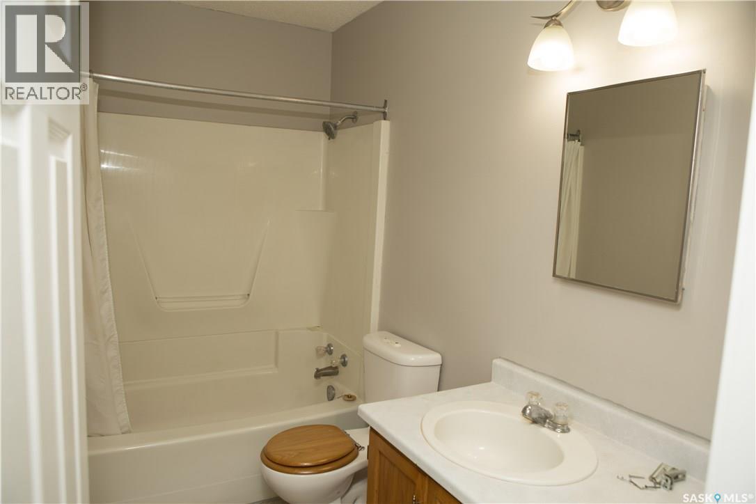 81 A&b Circlebrooke Drive, Yorkton, Saskatchewan  S3N 2C9 - Photo 8 - SK035700