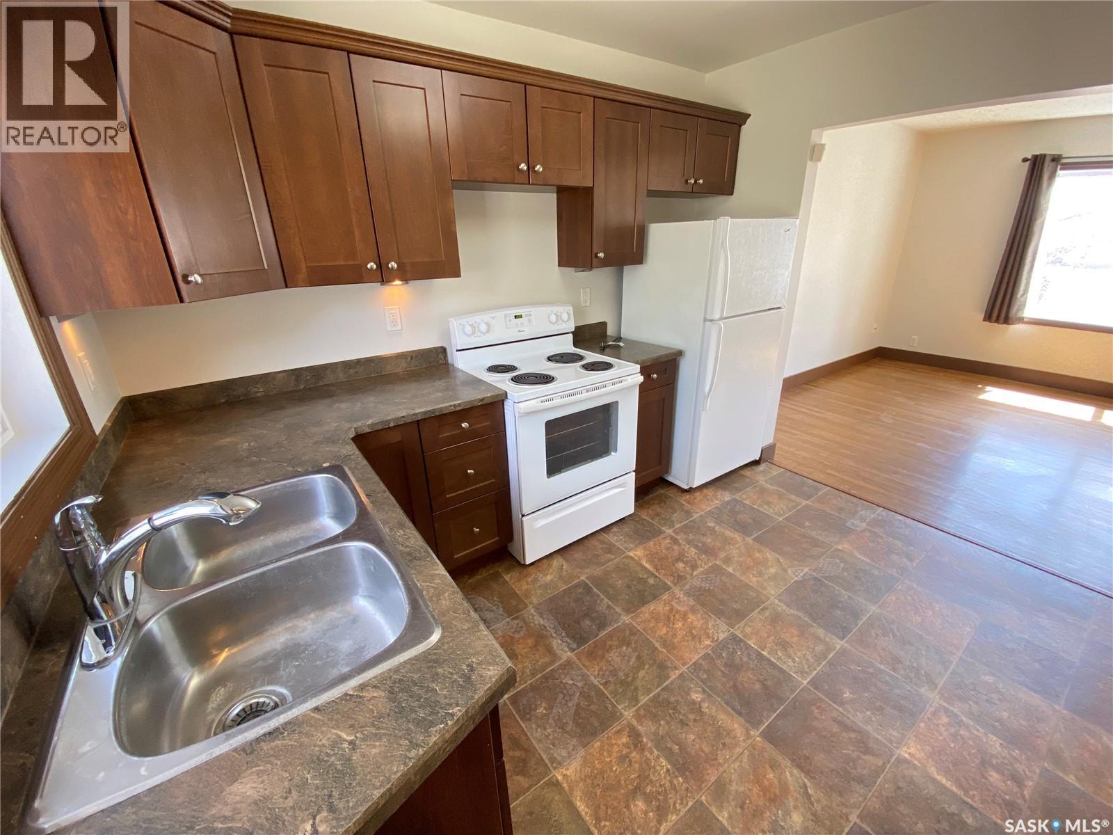 85 Smith Street E, Yorkton, Saskatchewan  S3N 0H7 - Photo 2 - SK035610