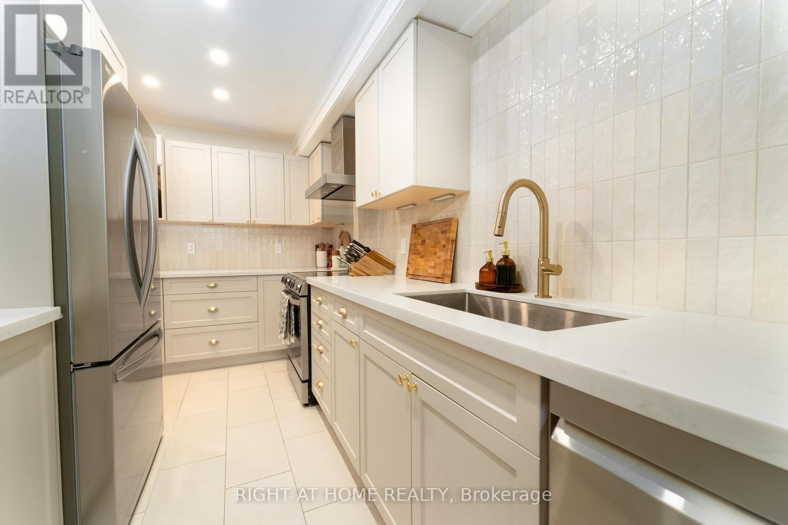 7 Drew Court, Whitby, Ontario  L1N 8X6 - Photo 8 - E13116434