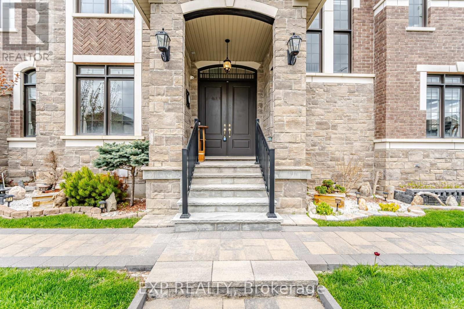 13 Arksey Street, Whitby, Ontario  L1P 0G5 - Photo 4 - E13116672
