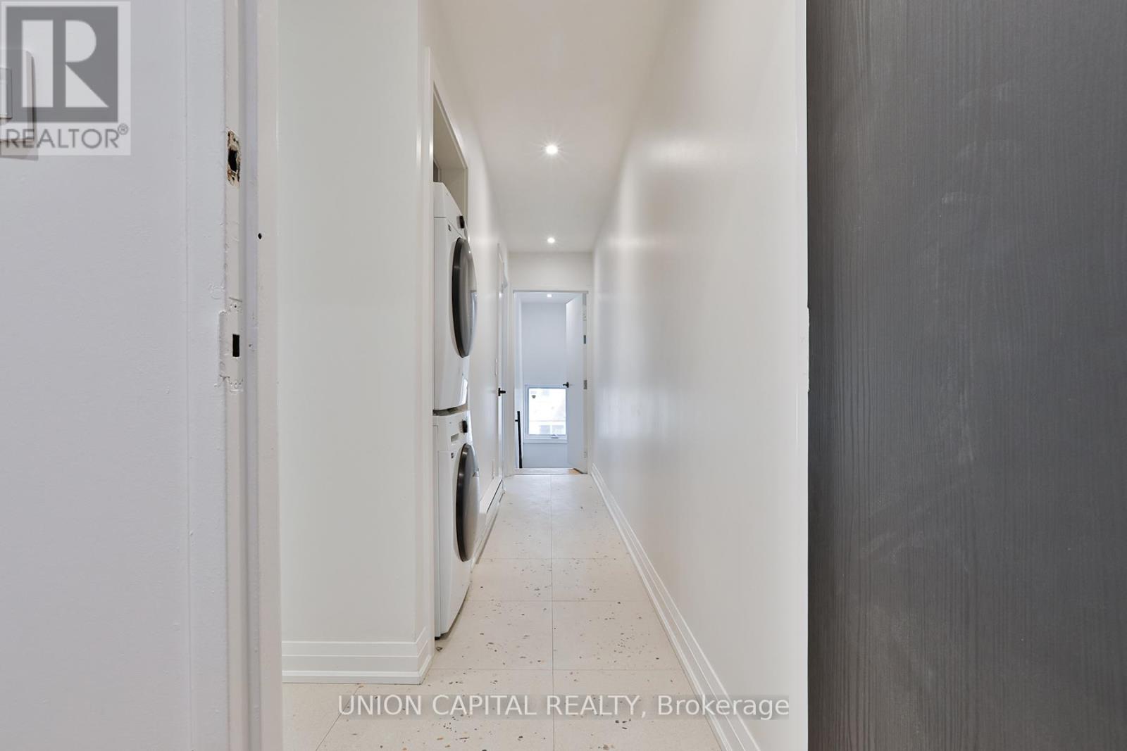 2 - 612 GERRARD STREET E