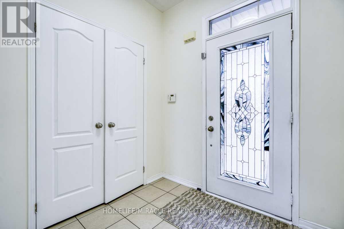 37 Sussexvale Drive, Brampton, Ontario  L6R 3R5 - Photo 4 - W13116730