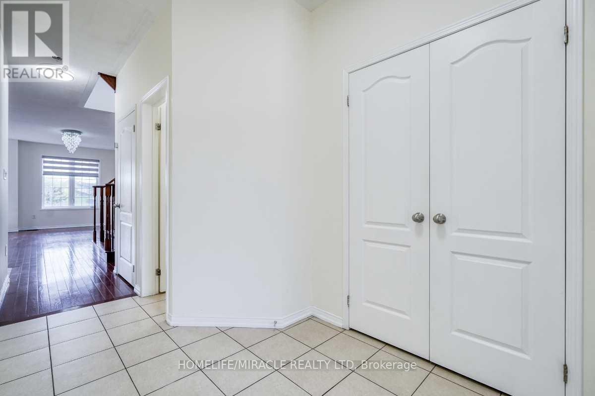 37 Sussexvale Drive, Brampton, Ontario  L6R 3R5 - Photo 5 - W13116730