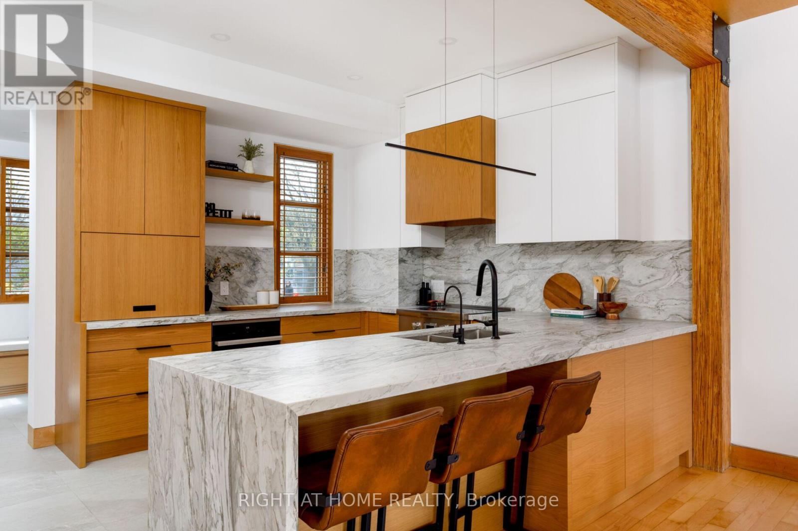 16 Marquis Avenue, Toronto, Ontario  M8X 1V4 - Photo 4 - W13116782