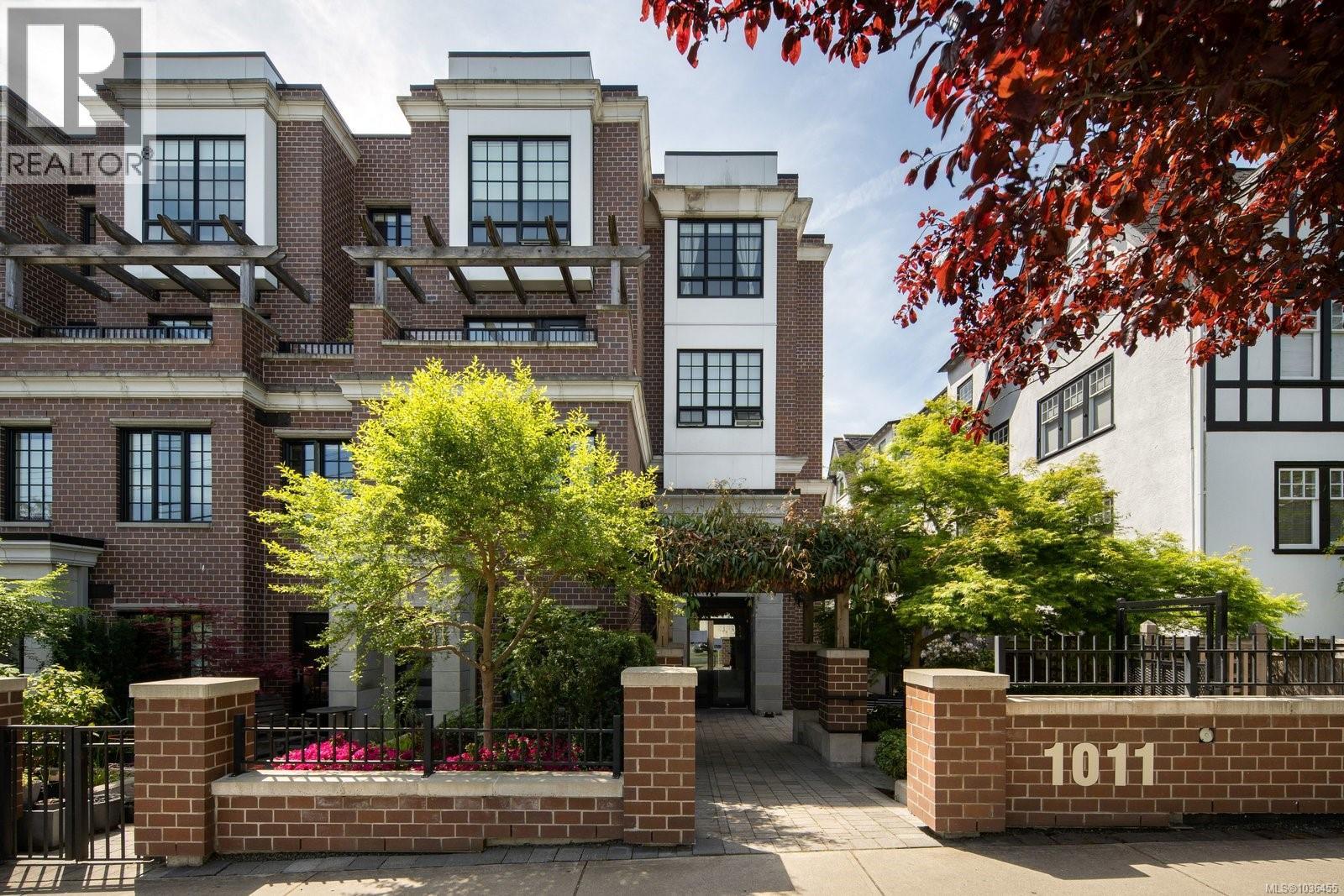 204 1011 Burdett Ave, Victoria, British Columbia  V8V 3G9 - Photo 1 - 1036455