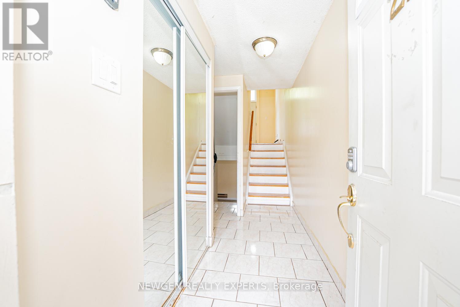 27 Briar Path, Brampton, Ontario  L6T 2A2 - Photo 2 - W13109420