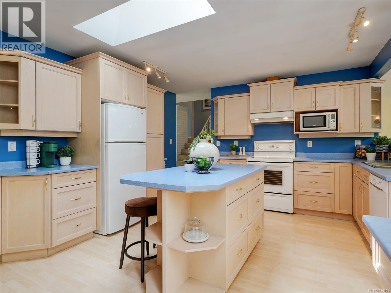 743 Helvetia Cres, Saanich, British Columbia  V8Y 1M1 - Photo 8 - 1036158