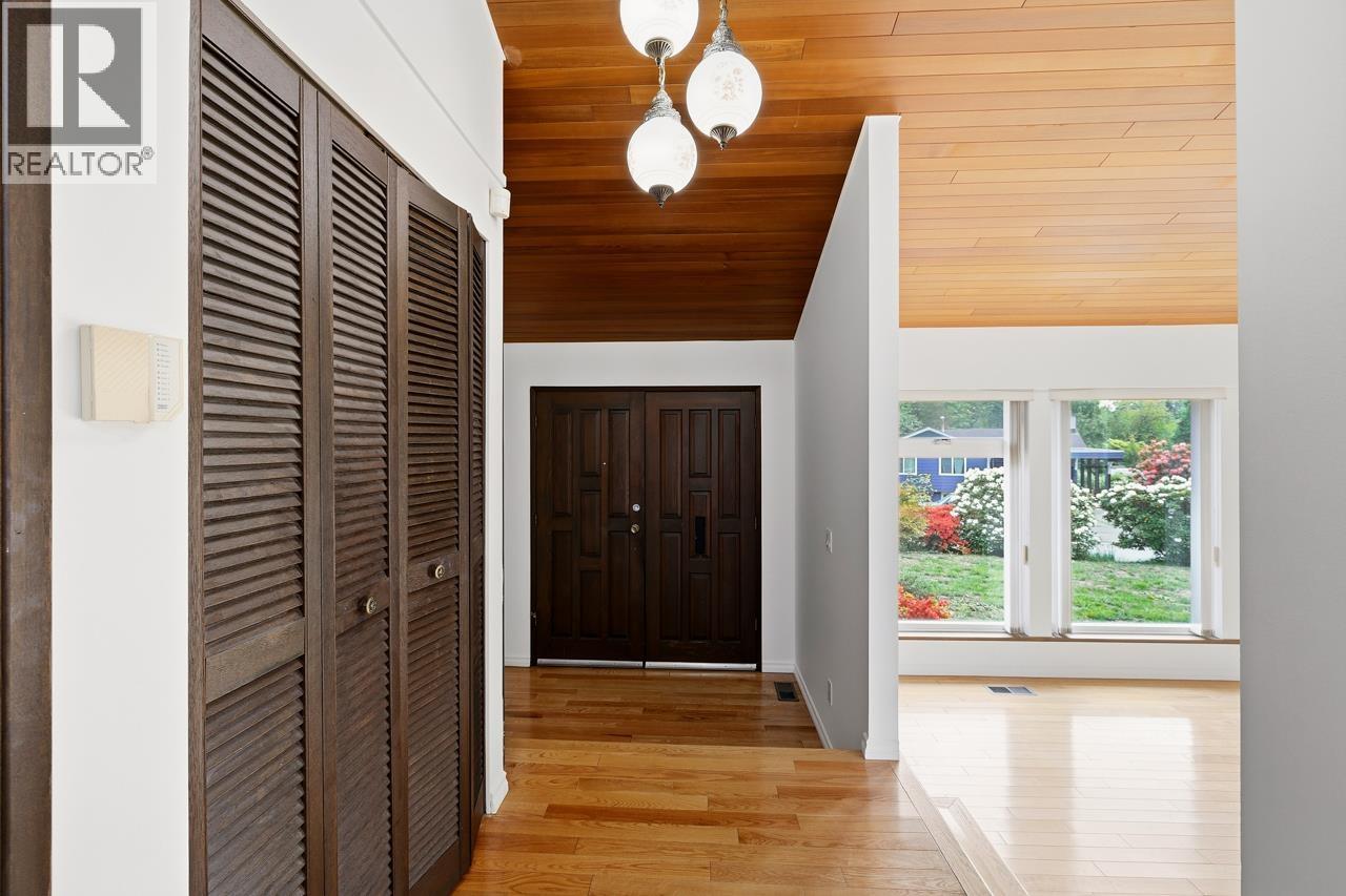 7605 Lawrence Drive, Burnaby, British Columbia  V5A 3M6 - Photo 4 - R3122221