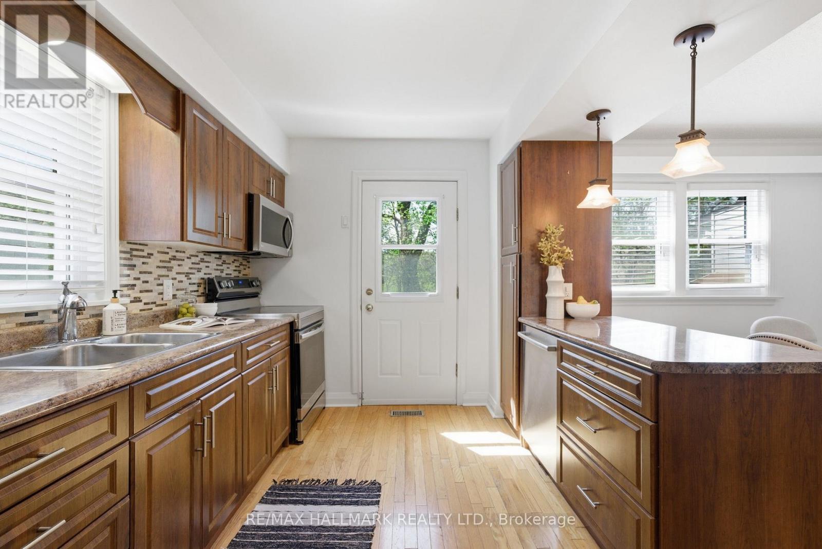 69 Thursfield Crescent, Toronto, Ontario  M4G 2N4 - Photo 11 - C13117140
