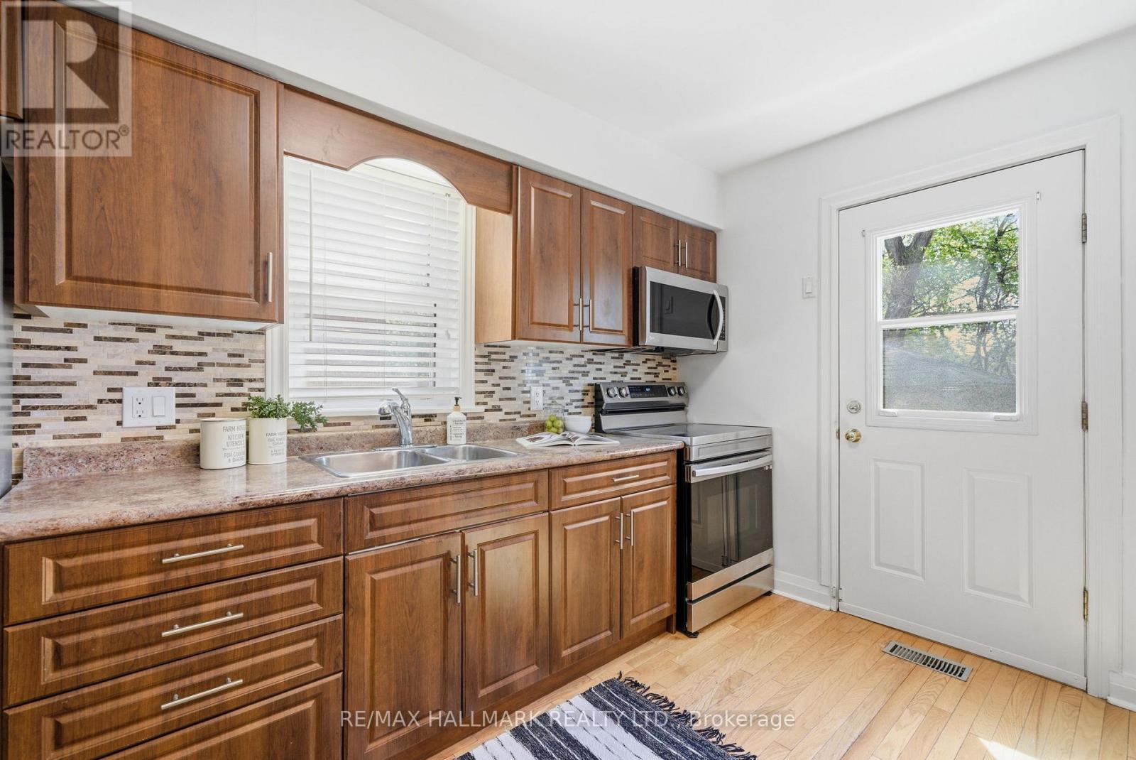 69 Thursfield Crescent, Toronto, Ontario  M4G 2N4 - Photo 12 - C13117140
