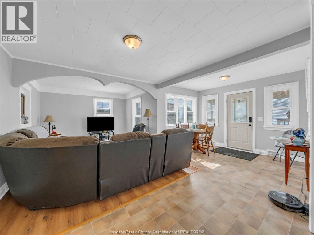 32 Centre Street West, Harrow, Ontario  N0R 1G0 - Photo 4 - 26010528