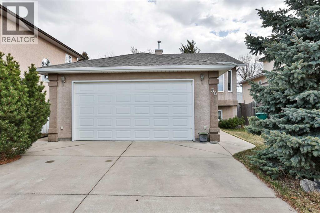 38 St James Crescent N, Lethbridge, Alberta