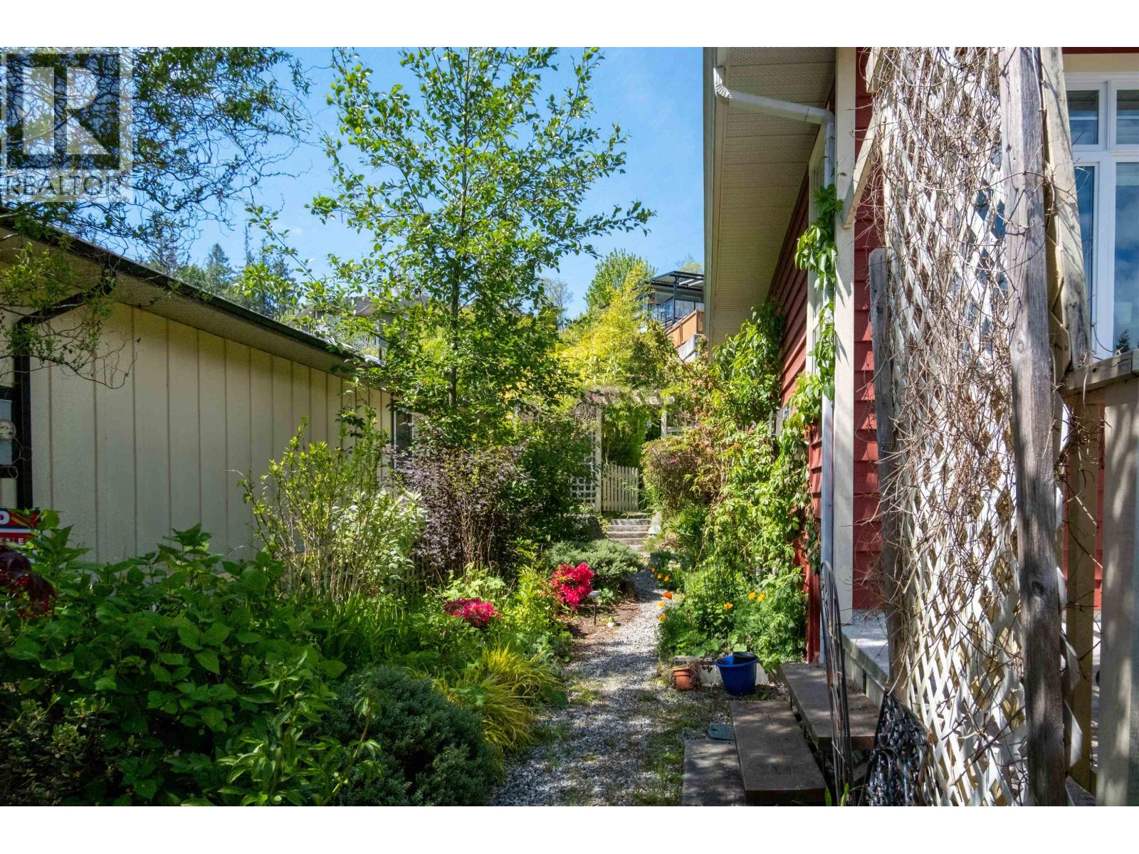 5599 Medusa Place, Sechelt, British Columbia  V0N 3A3 - Photo 2 - R3114000