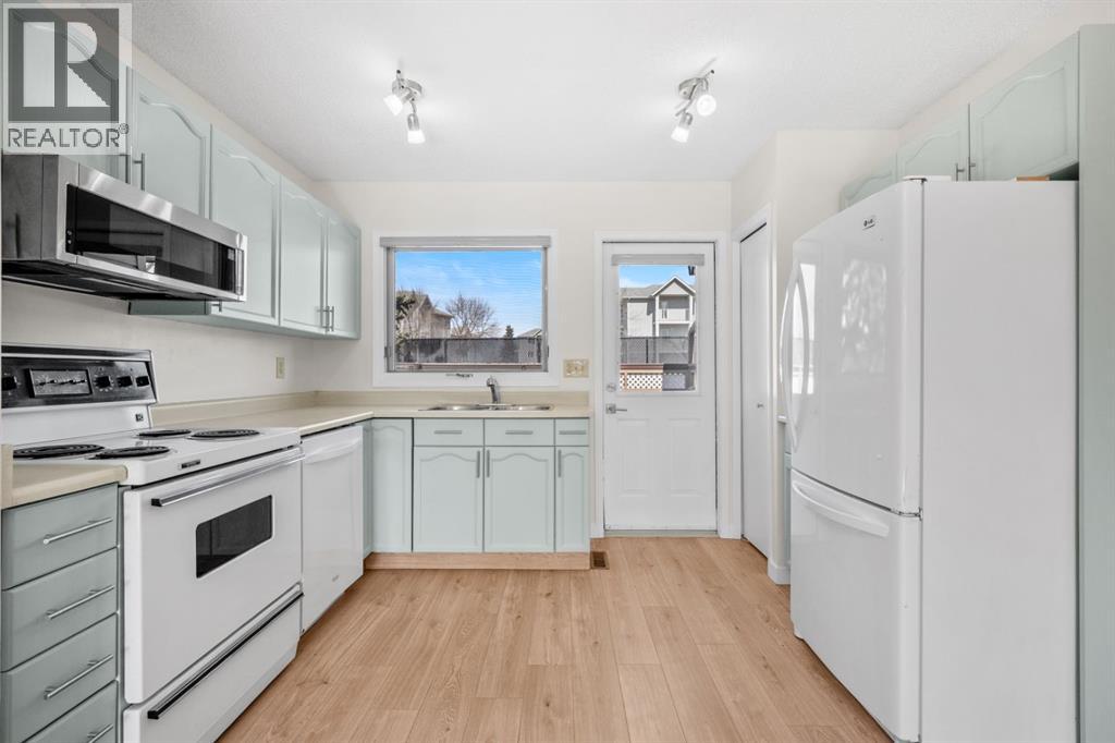 2640 Dovely Court SE, Calgary, Alberta  T2B 3G6 - Photo 9 - A2296864