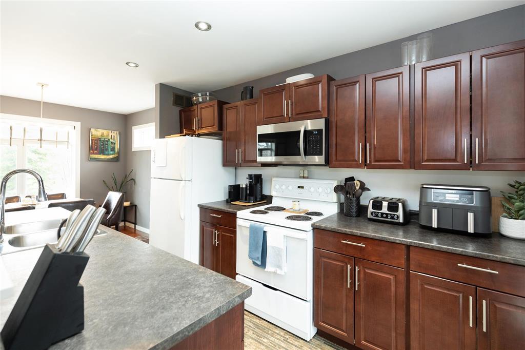 452 First Street, Steinbach, Manitoba  R5G 0L7 - Photo 2 - 202610255