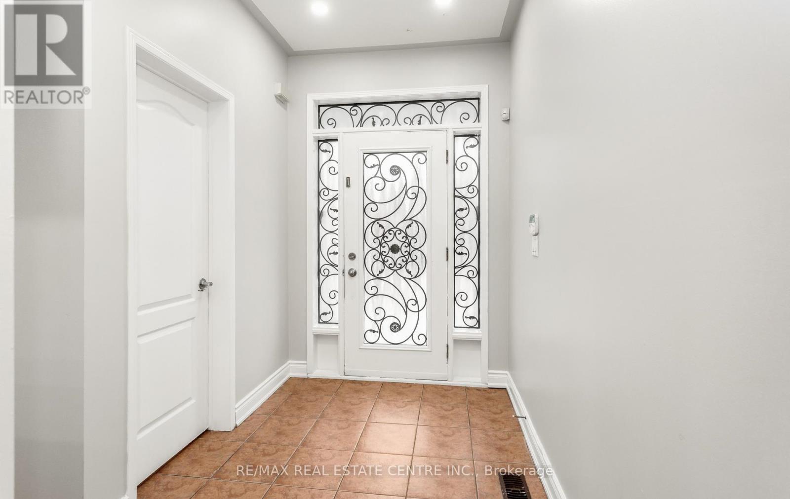 58 Knightswood Crescent, Brampton, Ontario  L7A 3W9 - Photo 4 - W13117034