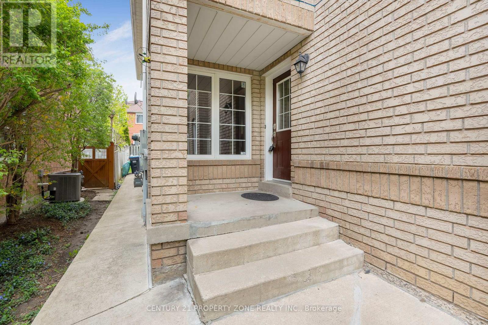 7186 Waldorf Way, Mississauga, Ontario  L5N 7P8 - Photo 3 - W13117080