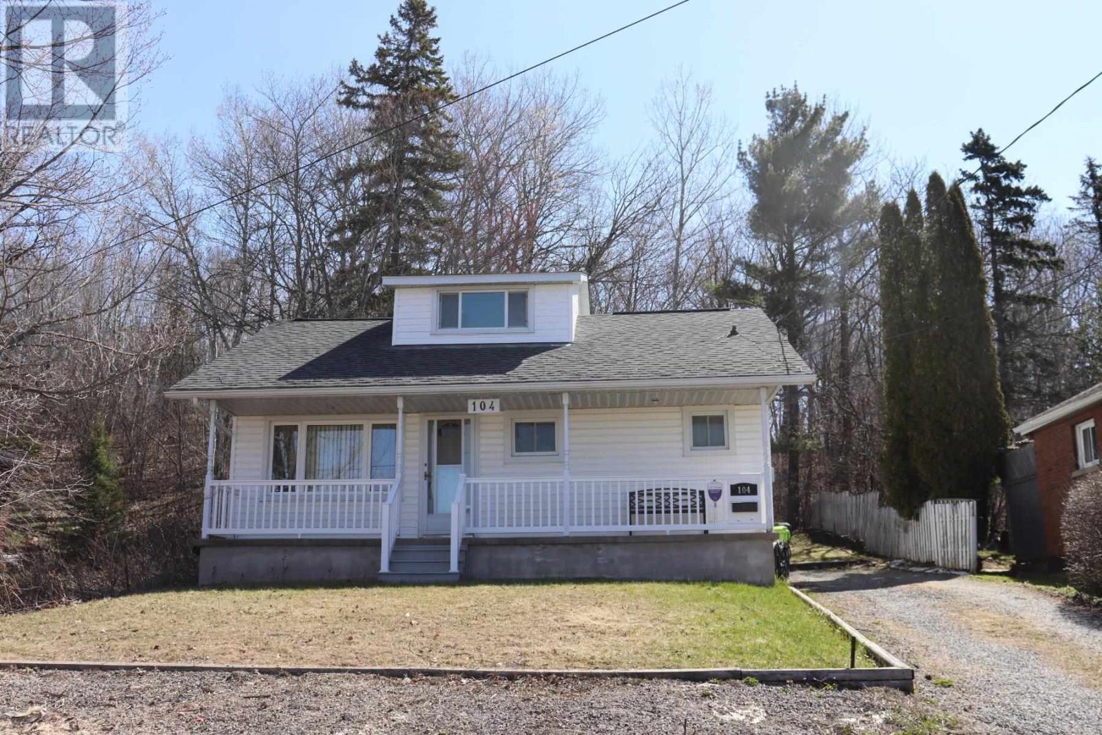 104 Birch St, Sault Ste. Marie, Ontario  P6B 2J6 - Photo 2 - SM260628