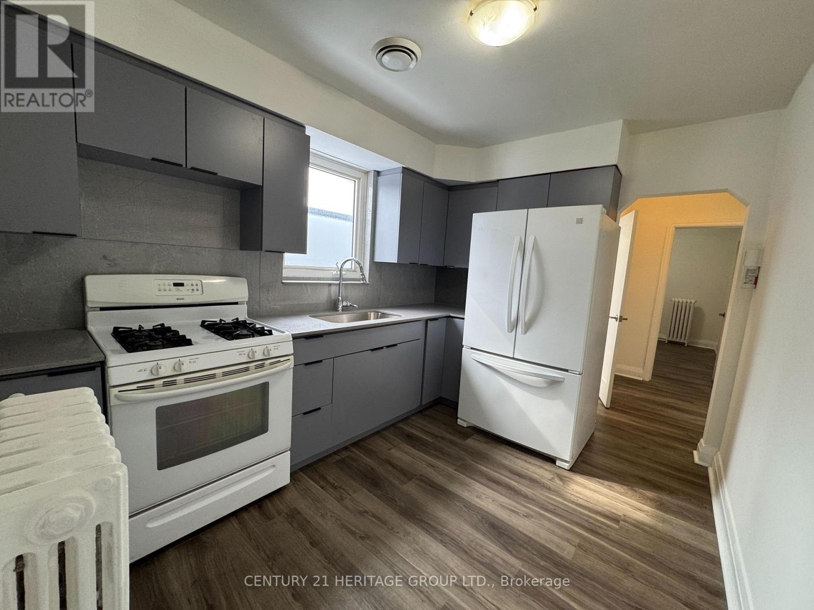 24 Hutton Avenue, Toronto, Ontario  M4C 3L3 - Photo 5 - E13117242