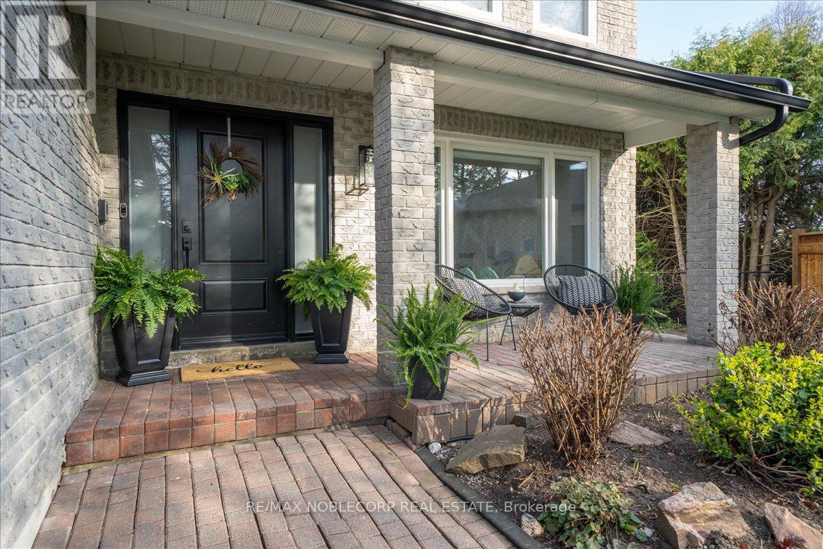 128 Mccauley Court, Newmarket, Ontario  L3Y 7W2 - Photo 4 - N13117418
