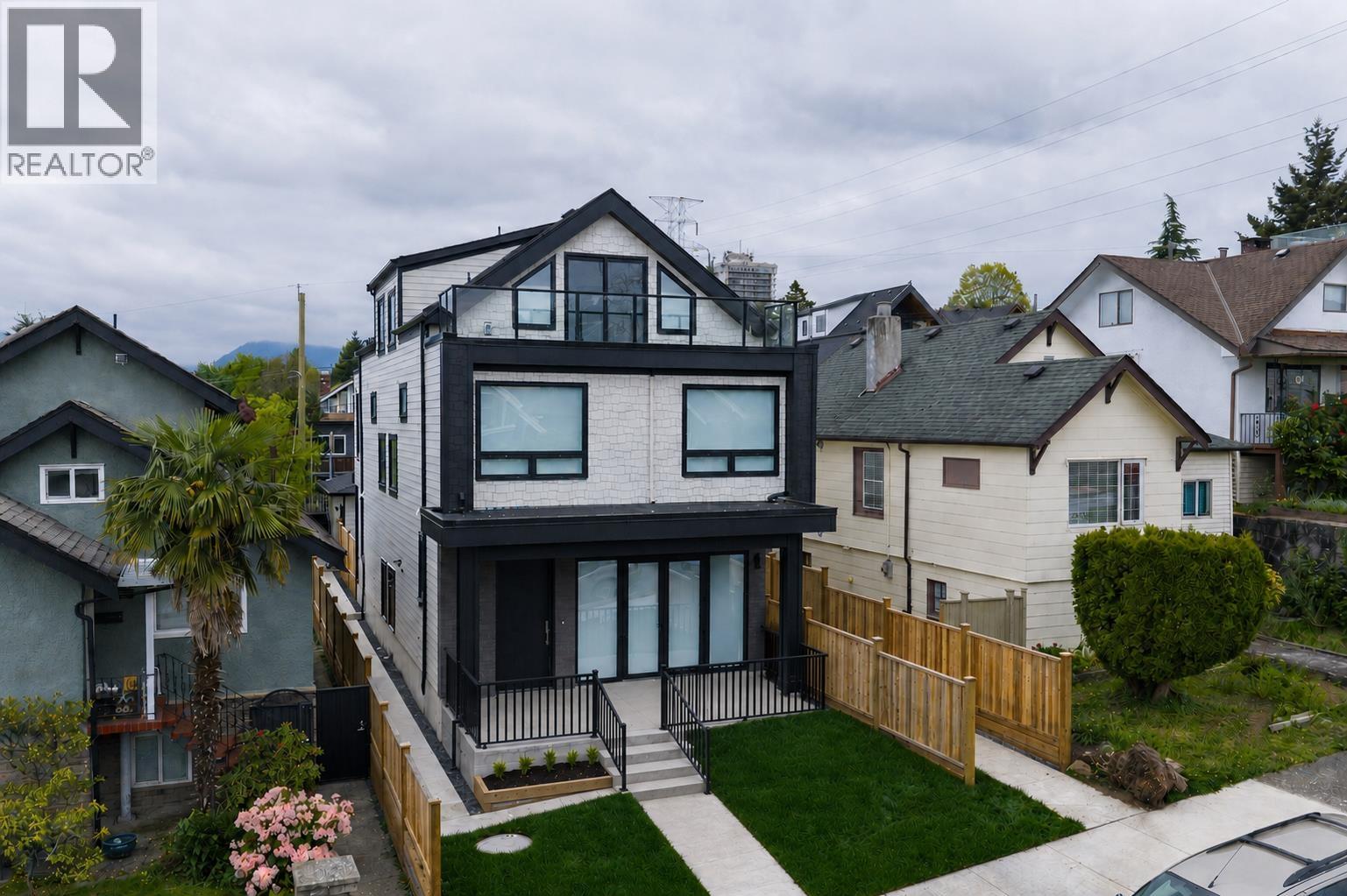 1 3645 DUNDAS STREET, Vancouver, British Columbia