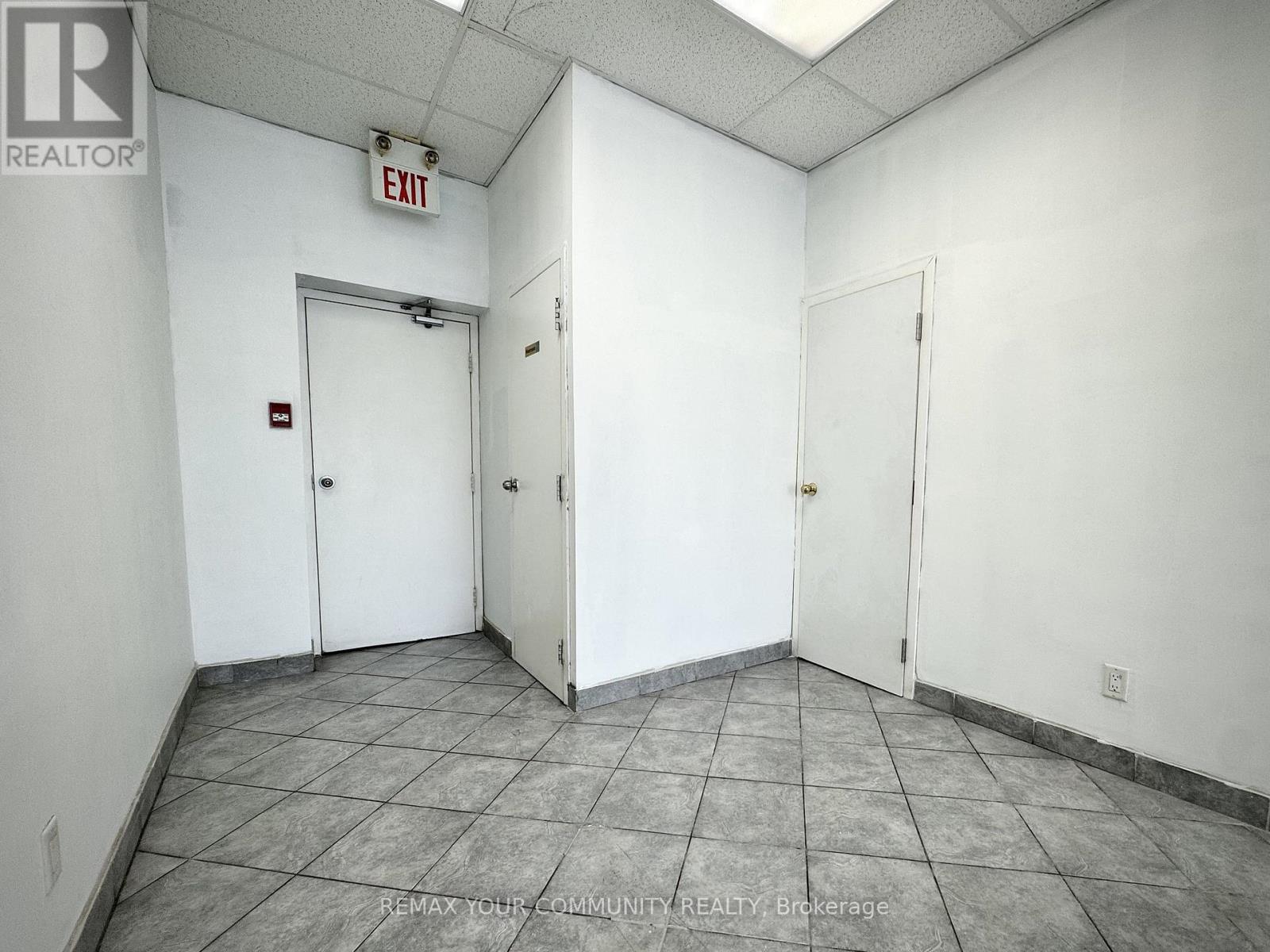 Main - 2417 Dundas Street W, Toronto, Ontario  M6P 1X3 - Photo 10 - W13117276