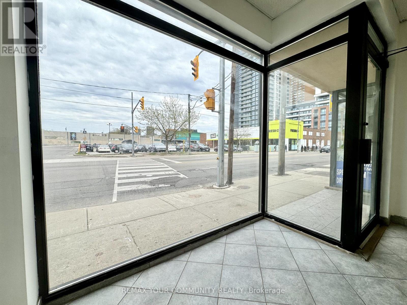 Main - 2417 Dundas Street W, Toronto, Ontario  M6P 1X3 - Photo 3 - W13117276