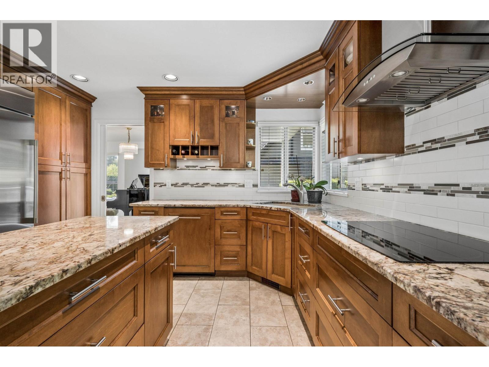 3253 Kerrstead Place, North Vancouver, British Columbia  V7J 3T4 - Photo 2 - R3122544