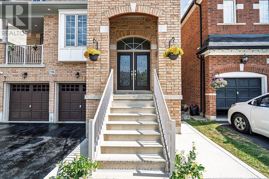 119 Russell Creek Drive, Brampton, Ontario  L6R 0B3 - Photo 4 - W12944724