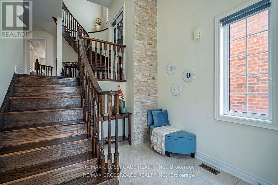 119 Russell Creek Drive, Brampton, Ontario  L6R 0B3 - Photo 5 - W12944724