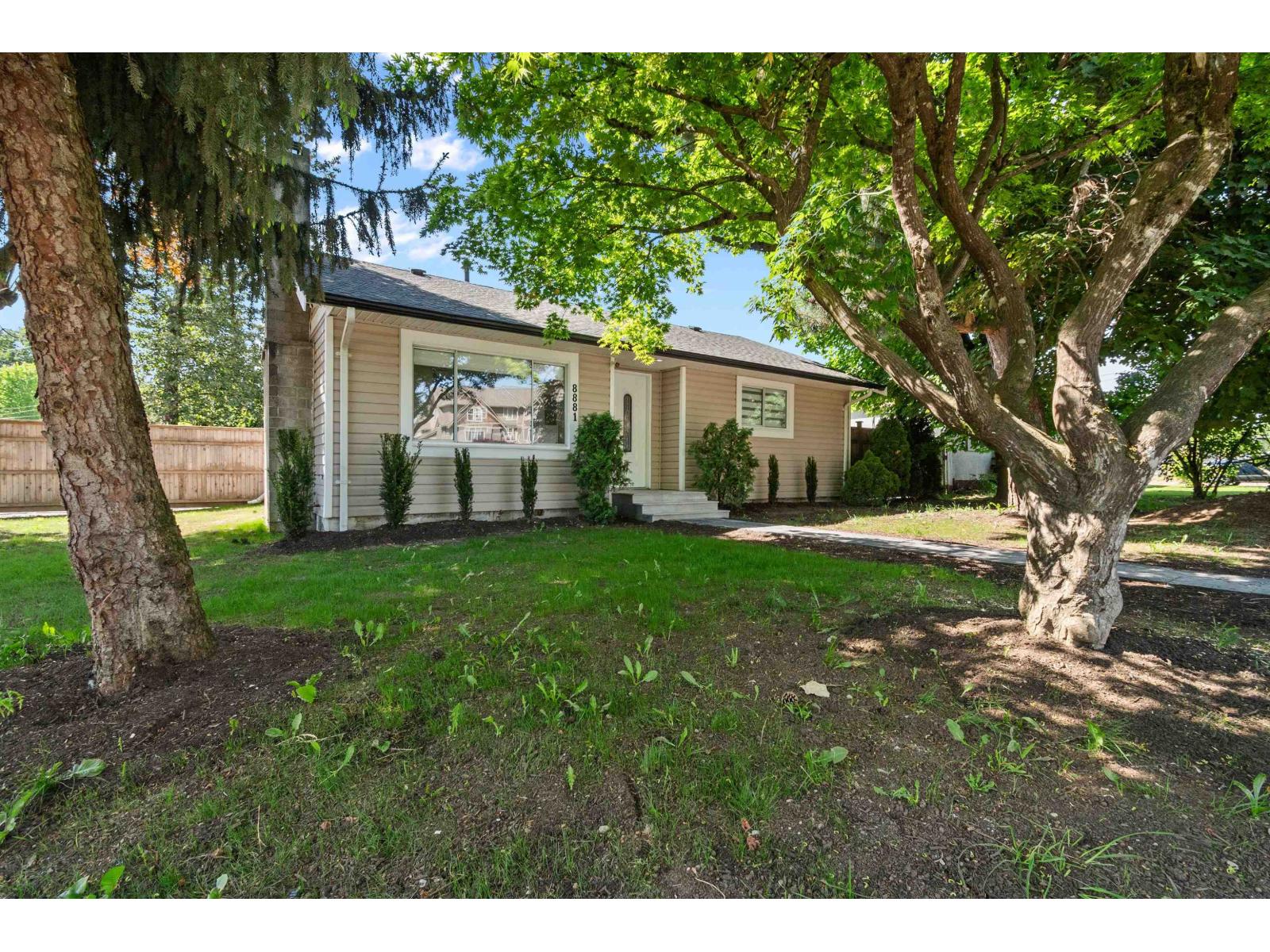 8881 Nowell Street, Chilliwack Proper South, Chilliwack, British Columbia  V2P 4X3 - Photo 1 - R3121515