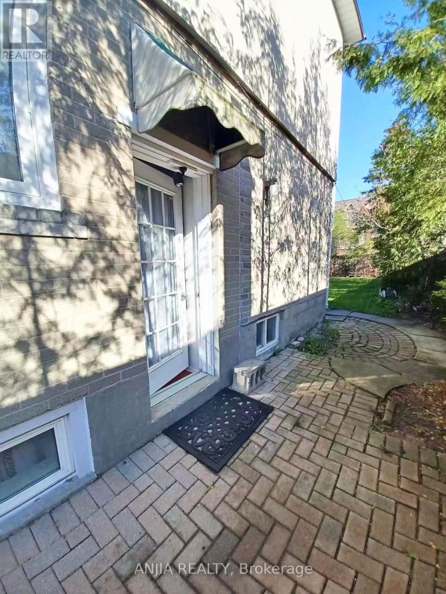 LOWER 256 HOMEWOOD AVENUE, Toronto, Ontario