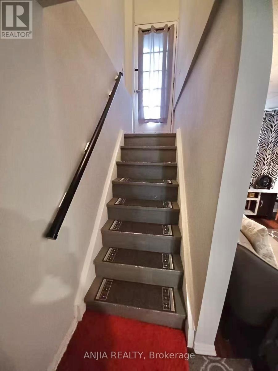 Lower 256 Homewood Avenue, Toronto, Ontario  M2R 2N3 - Photo 2 - C13117722